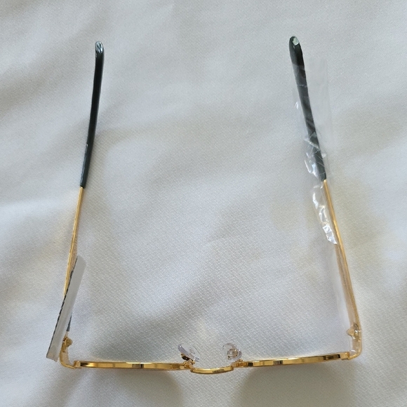 Steve Madden Modern Oval Gold and Black Sunglasses W/ Green Lenses New - Picture 6 of 9